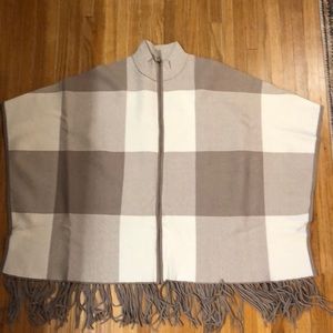 Christian Siriano women’s knit poncho. Size L/XL